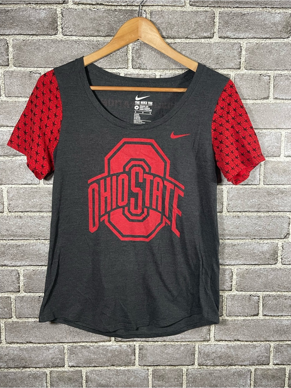 Nike Ohio State Buckeyes Women’s Scoop Neck Graphic Tee Medium Gray Red
